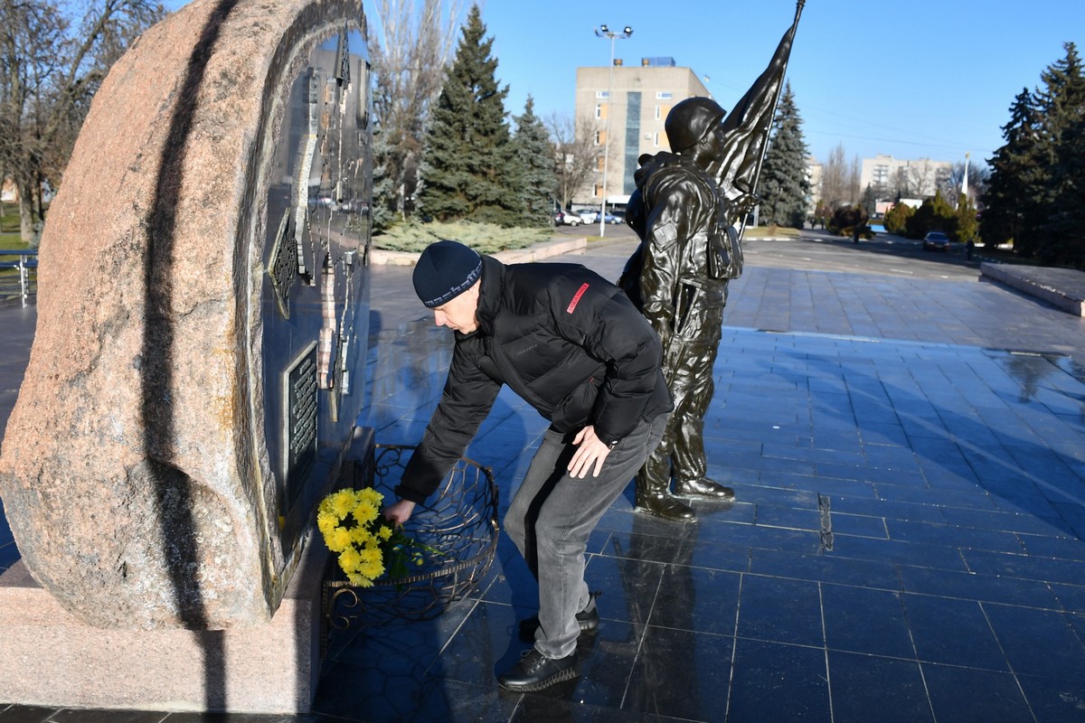 Серед них були і наші земляки… У Нікополі сьогодні вшанували захисників Донецького аеропорту