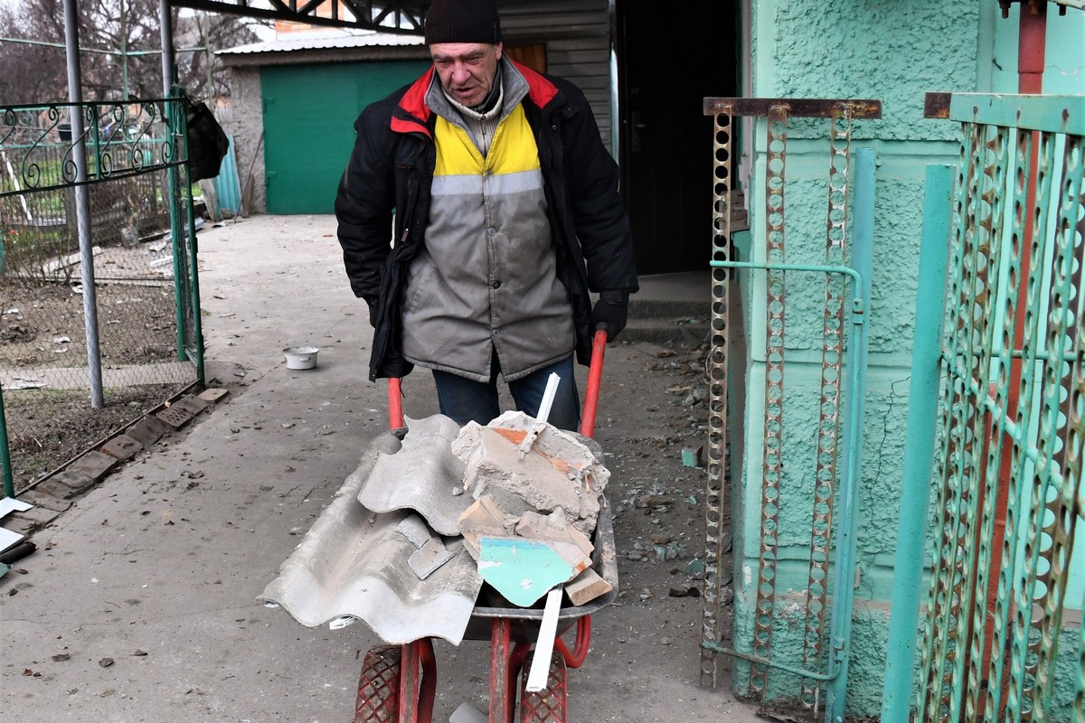 У Нікополі понівечено 32 будинки: комунальники усувають наслідки атак: фото