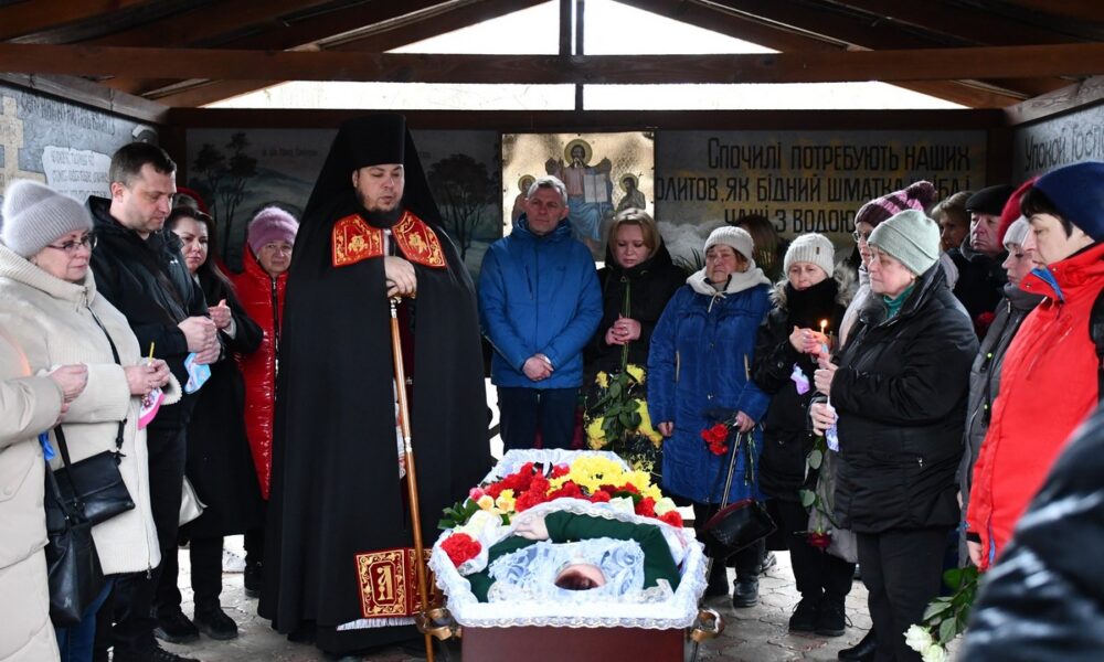 У Нікополі сьогодні прощалися з убитою армією РФ директоркою гімназії (фото)