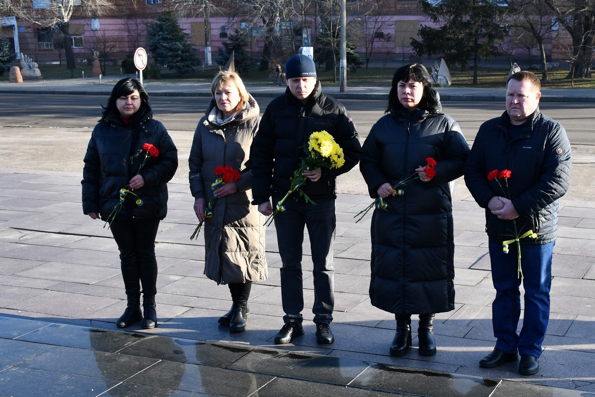 Серед них були і наші земляки… У Нікополі сьогодні вшанували захисників Донецького аеропорту