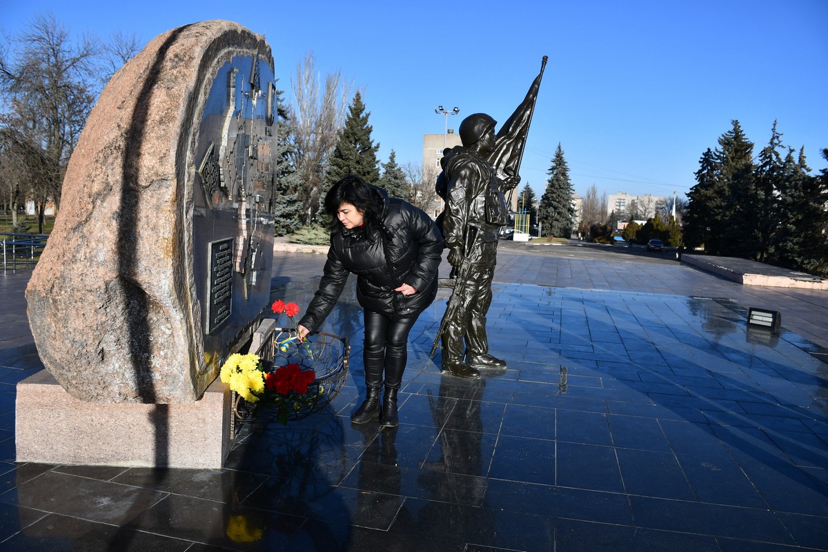 Серед них були і наші земляки… У Нікополі сьогодні вшанували захисників Донецького аеропорту