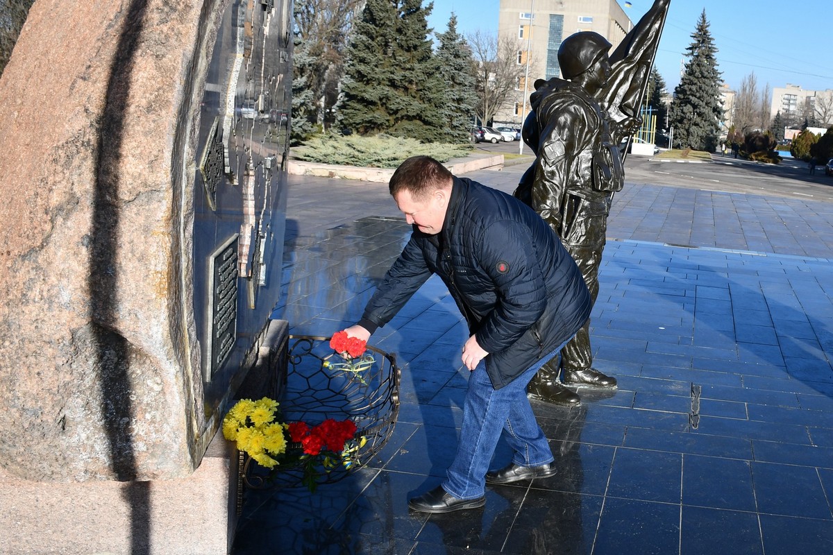 Серед них були і наші земляки… У Нікополі сьогодні вшанували захисників Донецького аеропорту