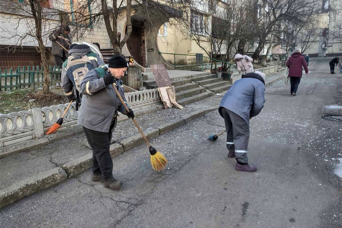 У Нікополі обстріли щодня: комунальники усувають наслідки