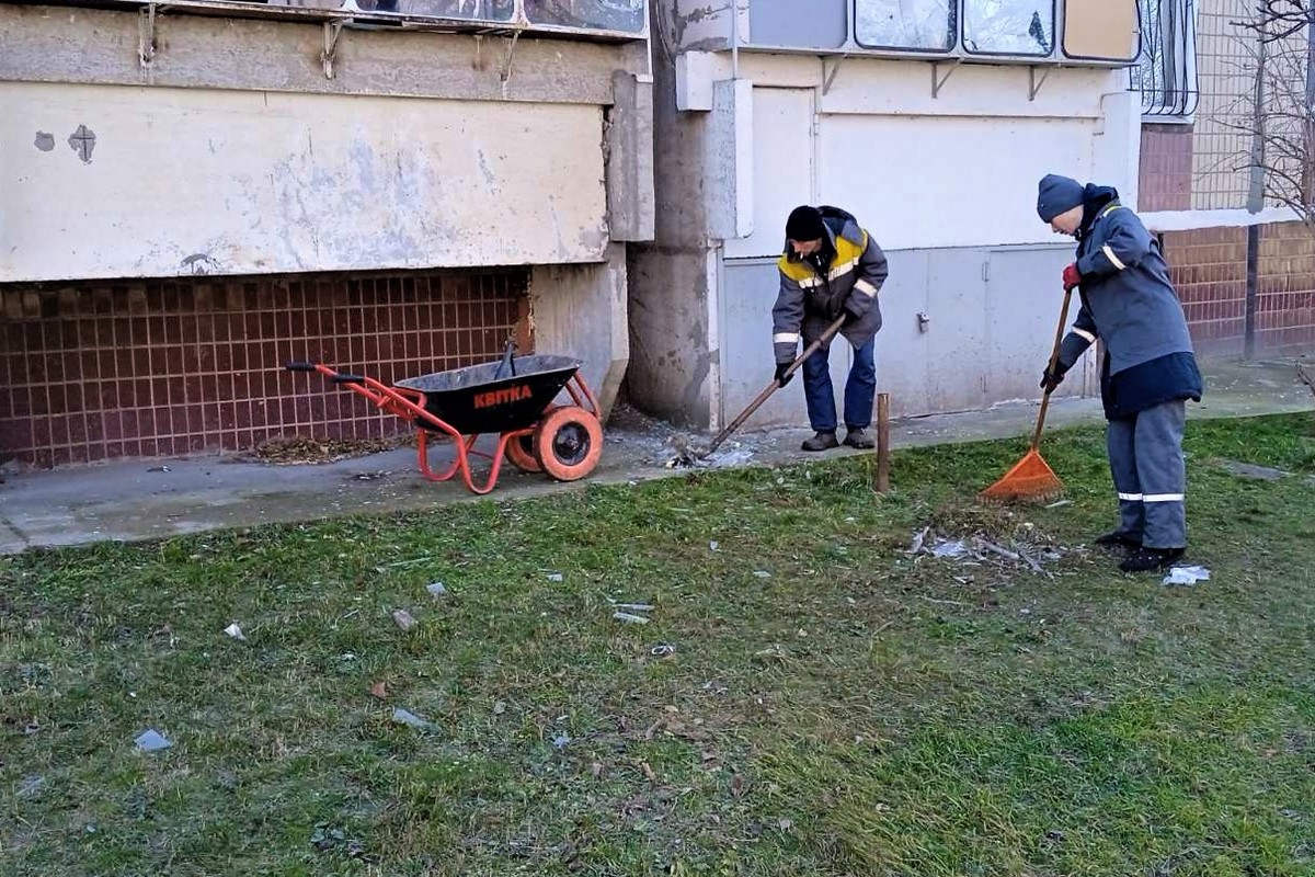 У Нікополі обстріли щодня: комунальники усувають наслідки