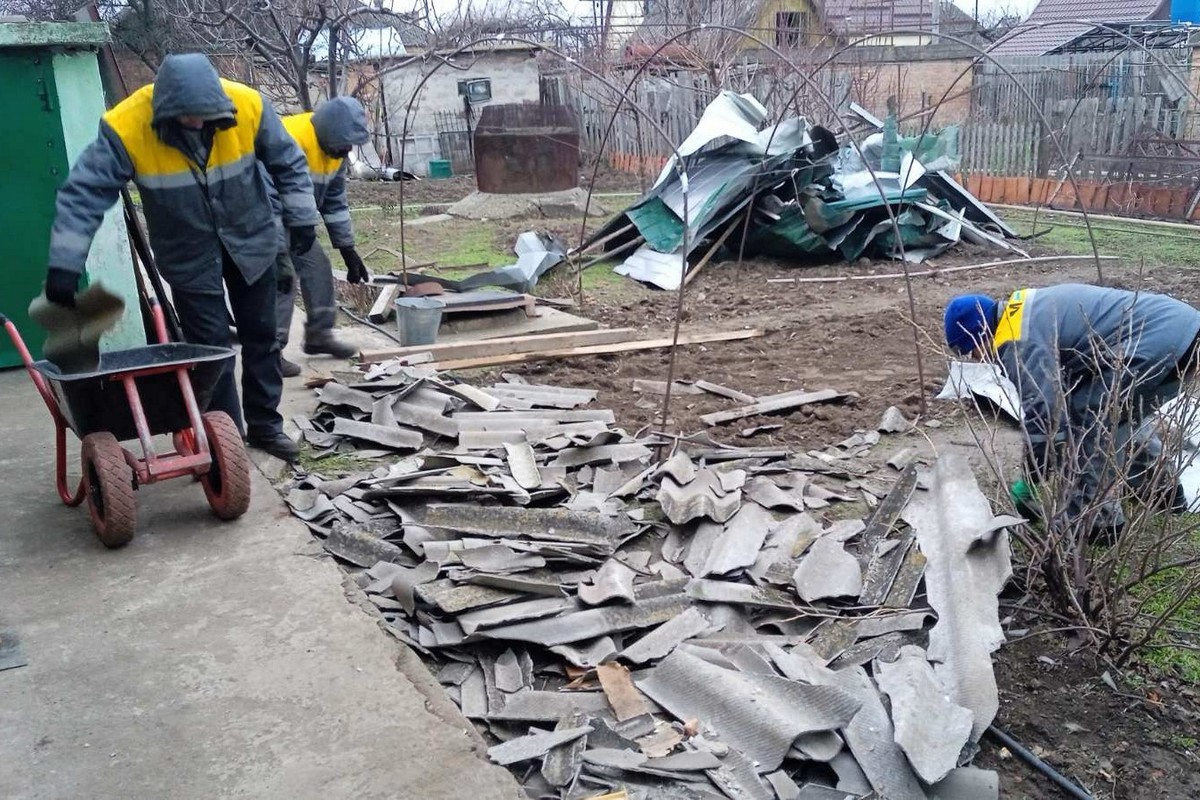 У Нікополі обстріли щодня: комунальники усувають наслідки