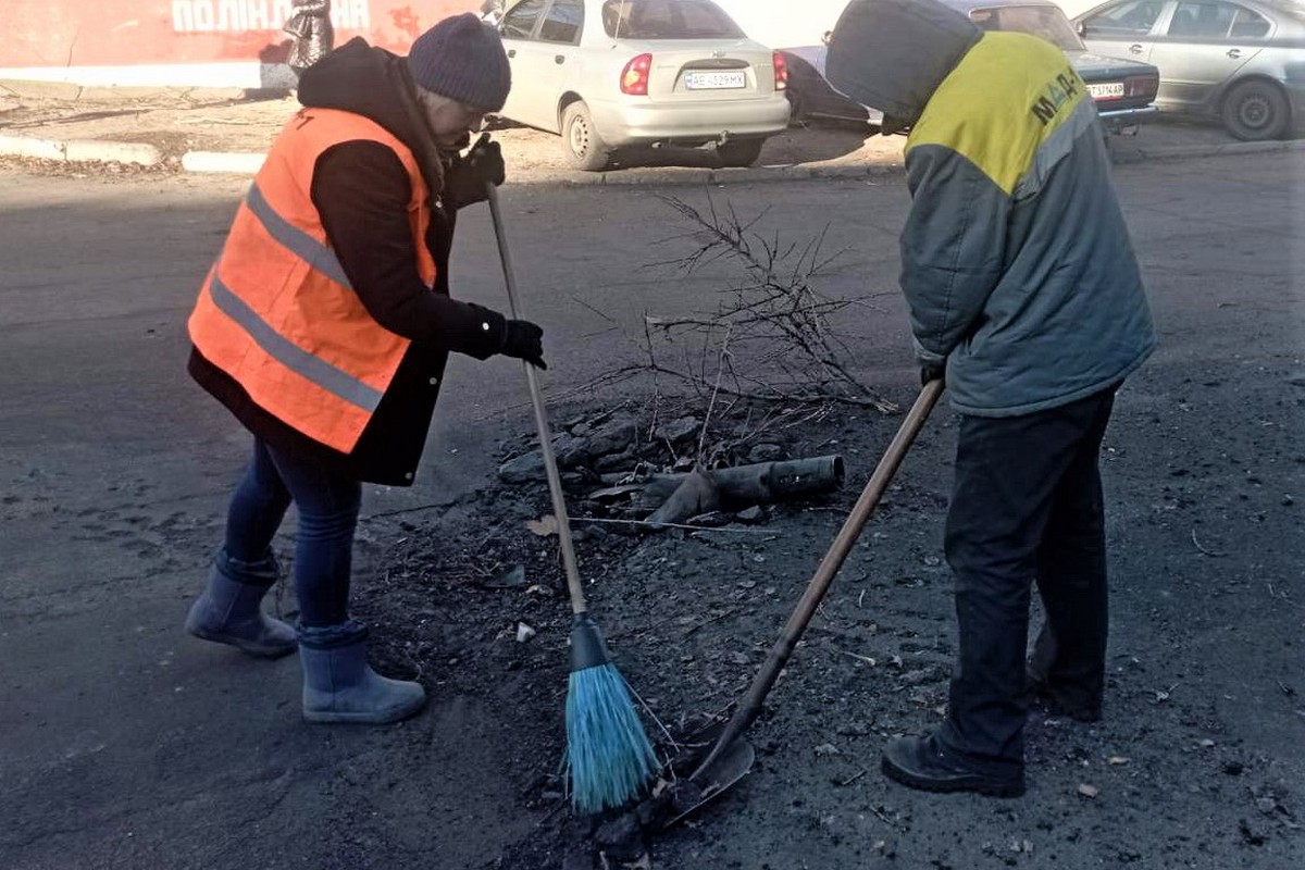 У Нікополі обстріли щодня: комунальники усувають наслідки