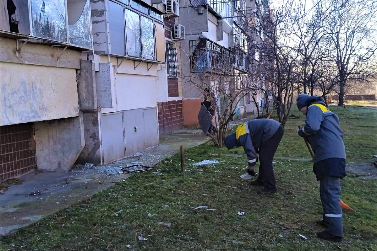 У Нікополі обстріли щодня: комунальники усувають наслідки