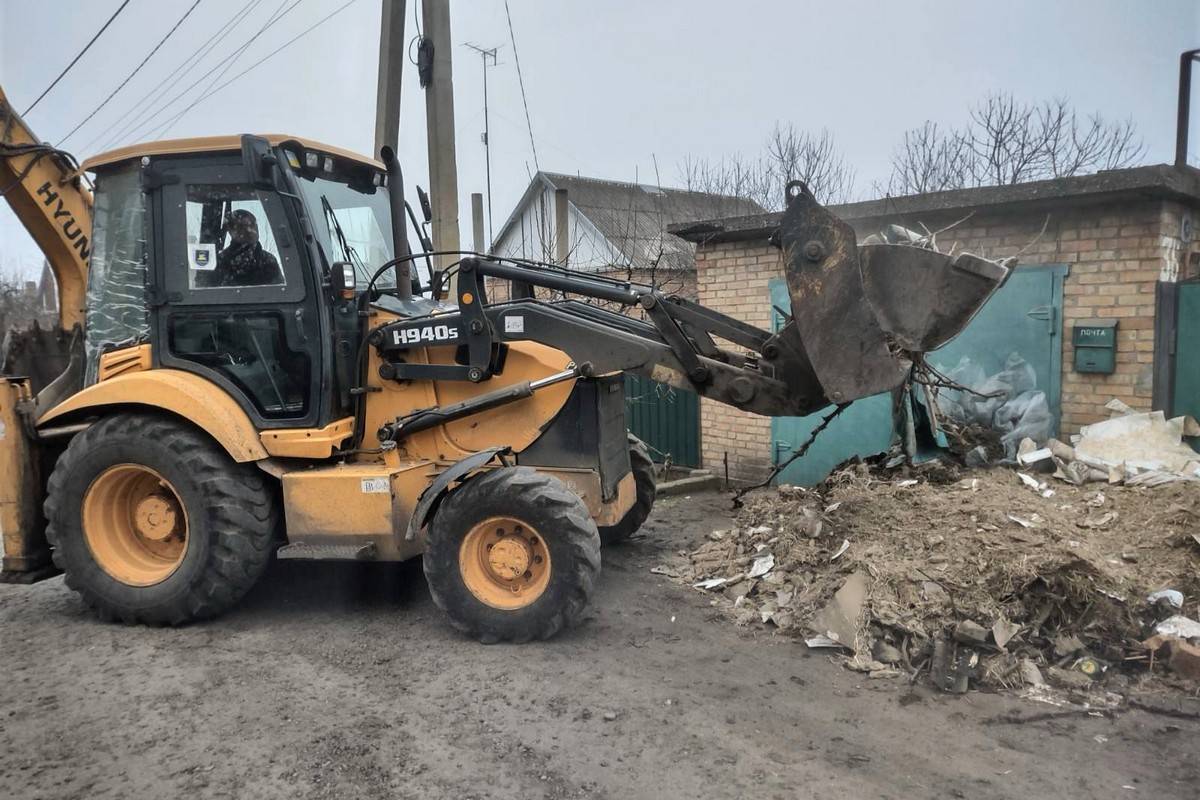 Нікополь продовжує боротися з викликами війни: комунальники усувають наслідки обстрілів