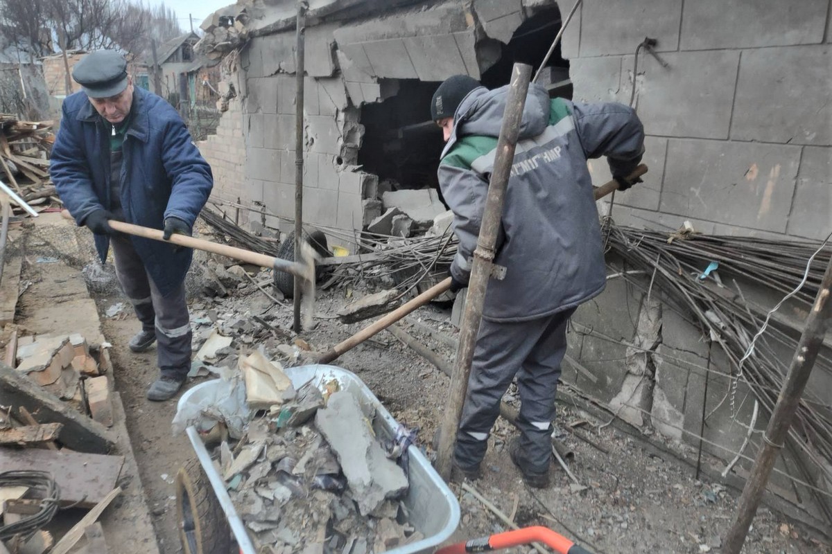 Нікополь продовжує боротися з викликами війни: комунальники усувають наслідки обстрілів