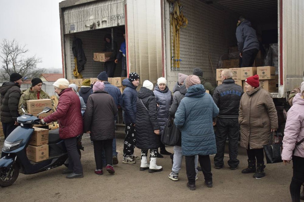 Усі мешканці 4-х сіл на Нікопольщині отримали продукти, а діти – подарунки: фото