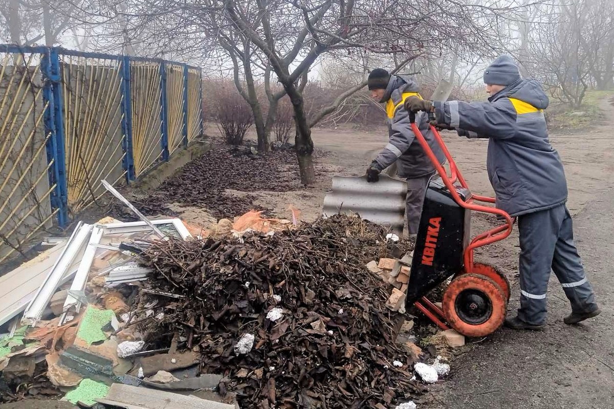 Нікополь продовжує боротися з викликами війни: комунальники усувають наслідки обстрілів