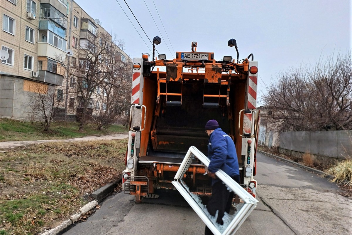 Нікополь продовжує боротися з викликами війни: комунальники усувають наслідки обстрілів