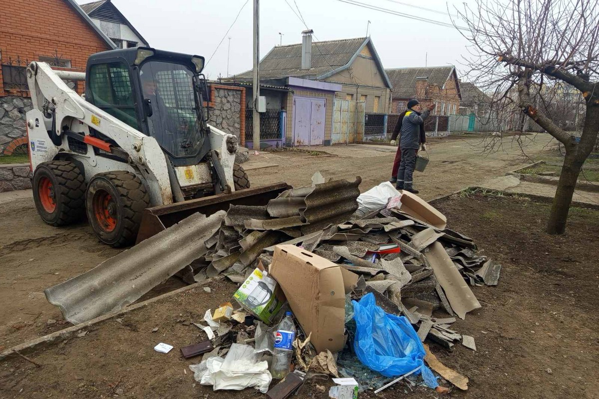 Нікополь продовжує боротися з викликами війни: комунальники усувають наслідки обстрілів