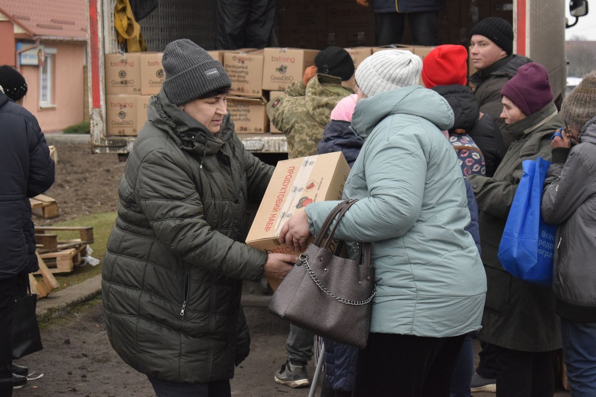 Усі мешканці 4-х сіл на Нікопольщині отримали продукти, а діти – подарунки: фото