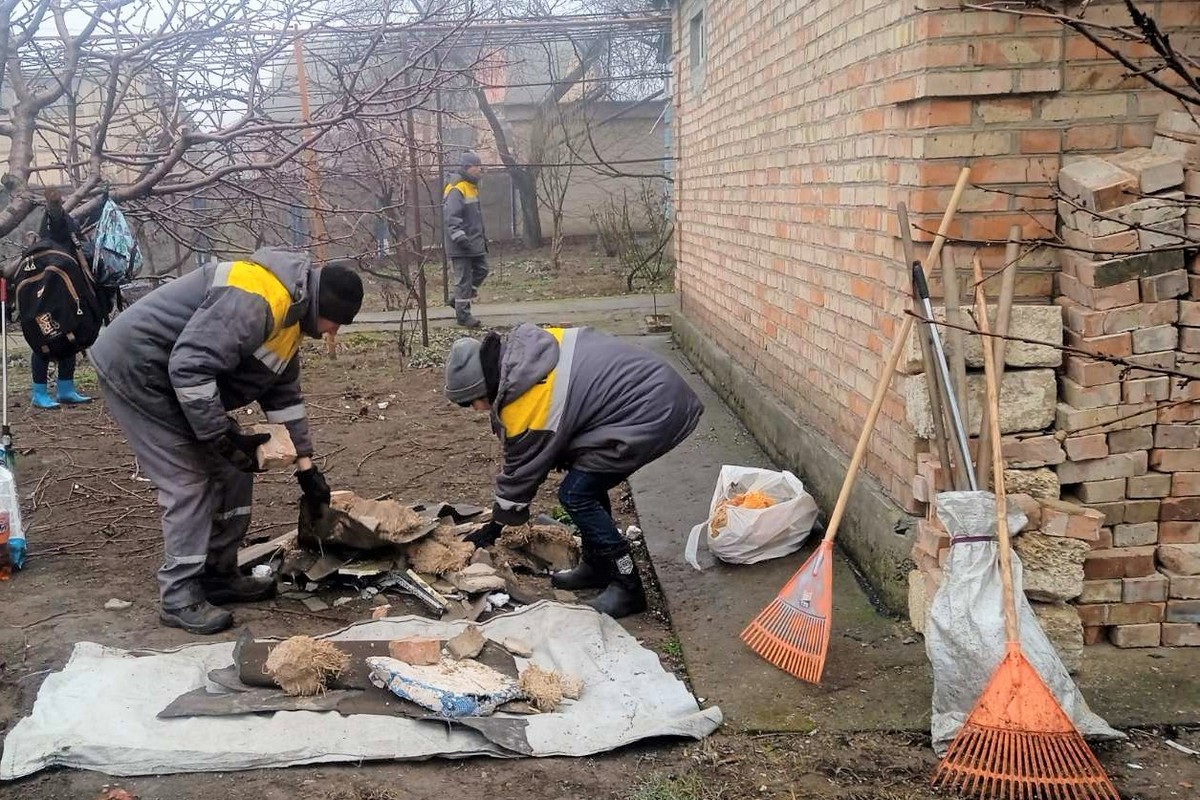 Нікополь продовжує боротися з викликами війни: комунальники усувають наслідки обстрілів