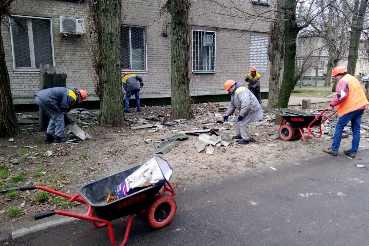 Нікополь продовжує боротися з викликами війни: комунальники усувають наслідки обстрілів