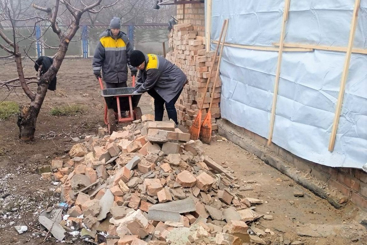 Нікополь продовжує боротися з викликами війни: комунальники усувають наслідки обстрілів