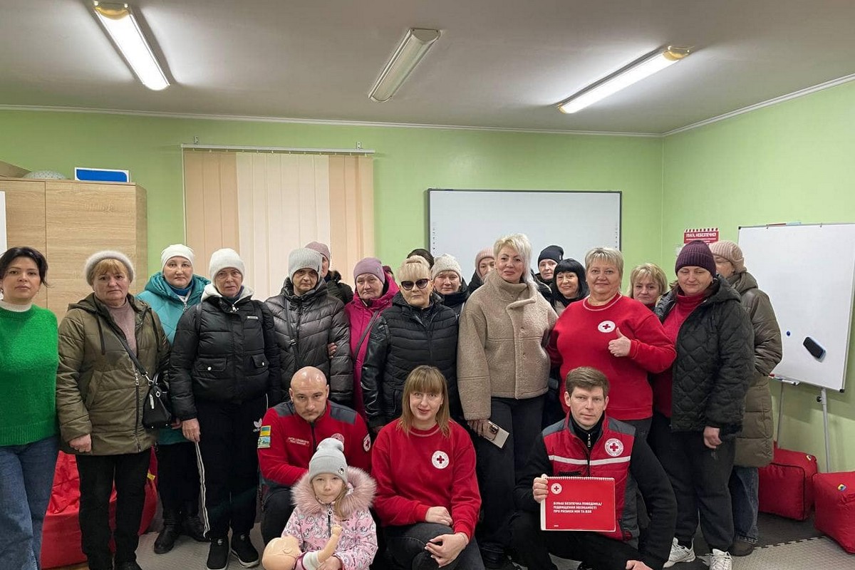 Червоний Хрест провів для колективу Нікопольського терцентру майстер клас з надання першої долікарської допомоги (фото)