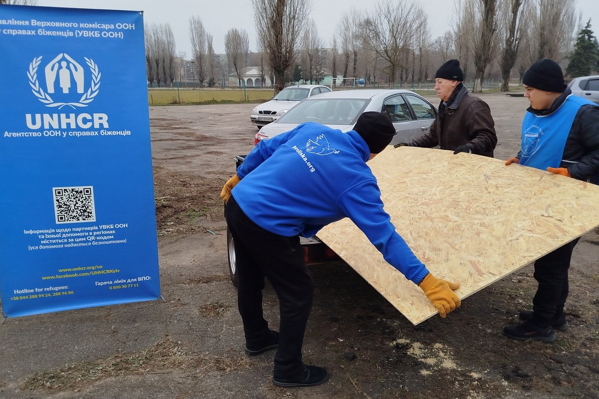 «Проліска» допомагає жителям Нікополя і Синельниківського району ліквідовувати наслідки обстрілів (фото)