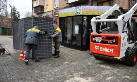 Встановлюють габіони, зрізають урни, усувають наслідки обстрілів: робота комунальників Нікополя на цьому тижні