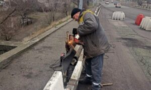 Ремонт огорожі мосту і зупинок, нові дорожні знаки і габіони: чим займаються комунальники Нікополя окрім ліквідації наслідків обстрілів