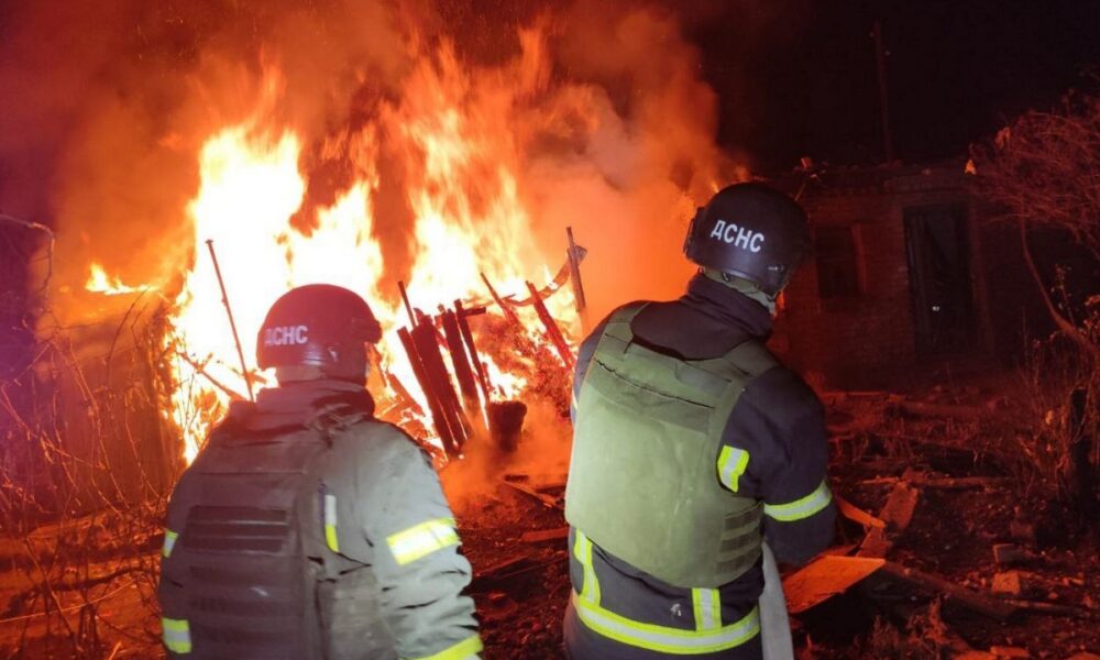 У Нікополі понівечено медичний центр, сталася пожежа: ворог атакував «Градом» і артилерією район