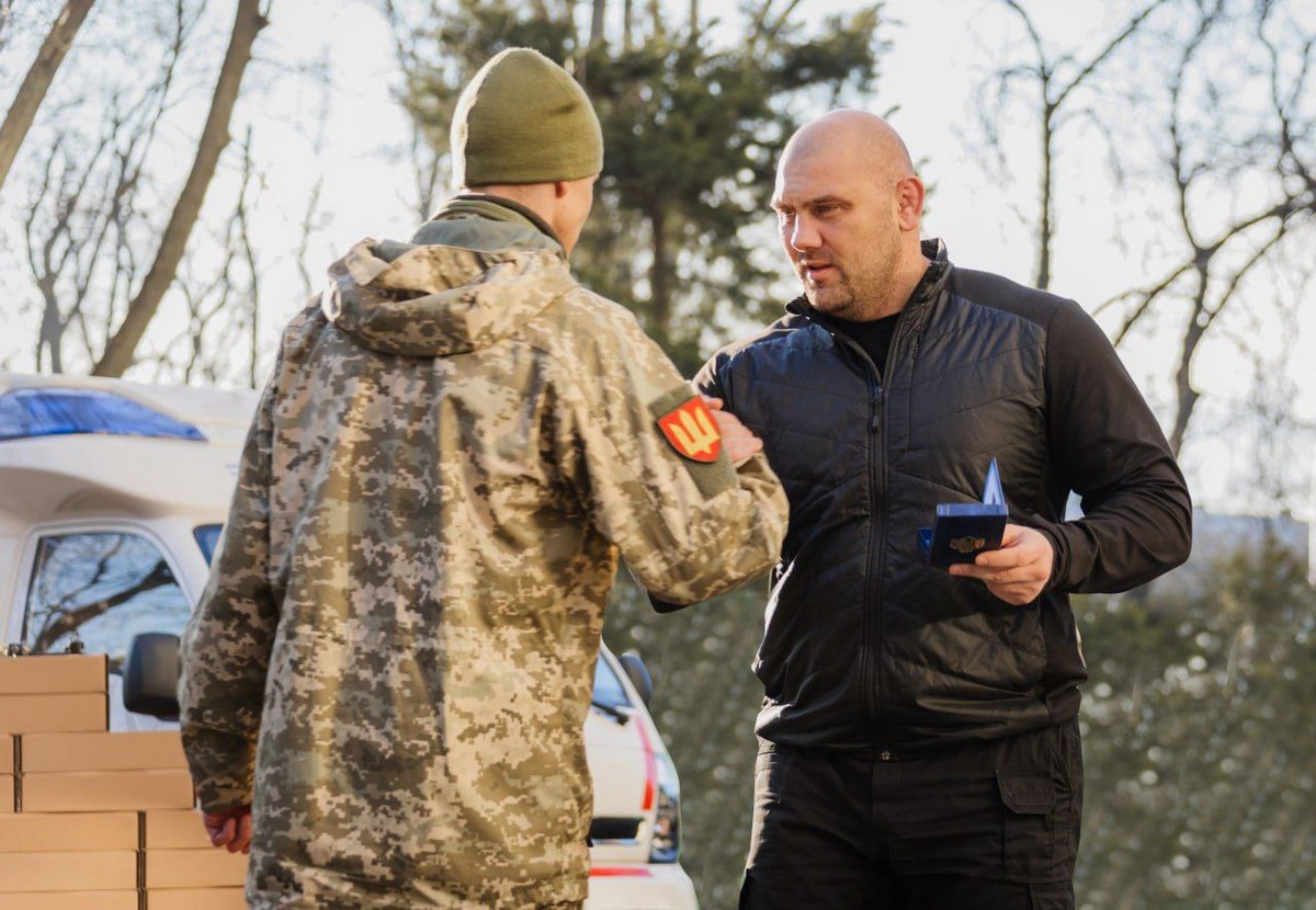 Дніпропетровщина передала на найгарячіший напрямок фронту безпілотники, наплічники і швидку