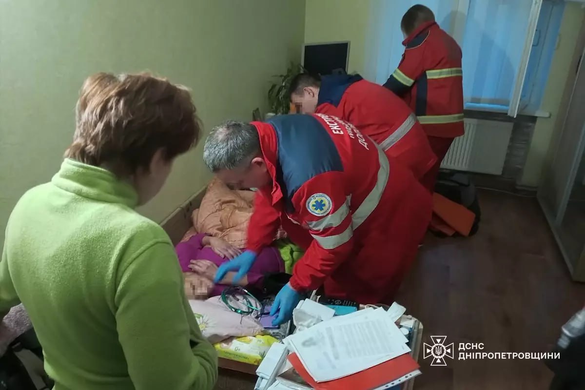 Рятувальники допомогли медикам врятувати жінку у Нікополі (фото) 1 у Нікополі
