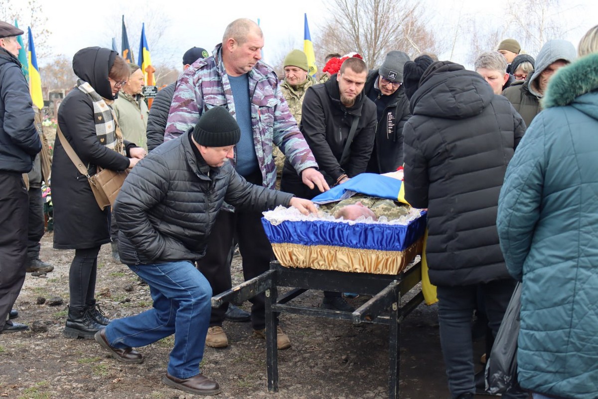 У Марганці сьогодні провели в останню путь ветерана: фото