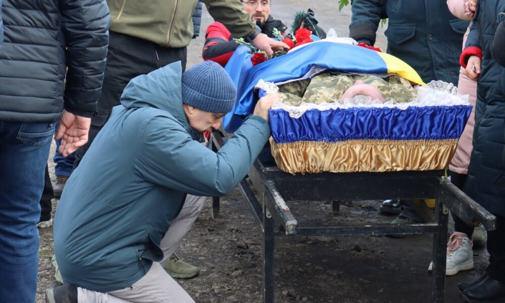 Помер від хвороби: у Марганці сьогодні провели в останню путь ветерана (фото)