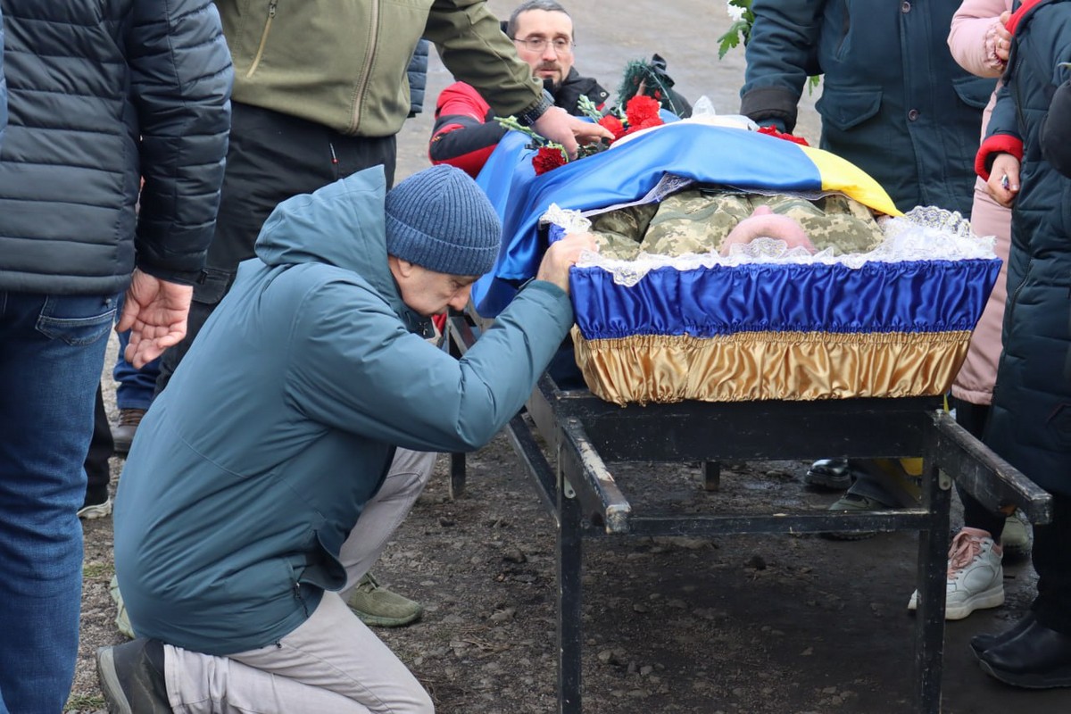 У Марганці сьогодні провели в останню путь ветерана: фото