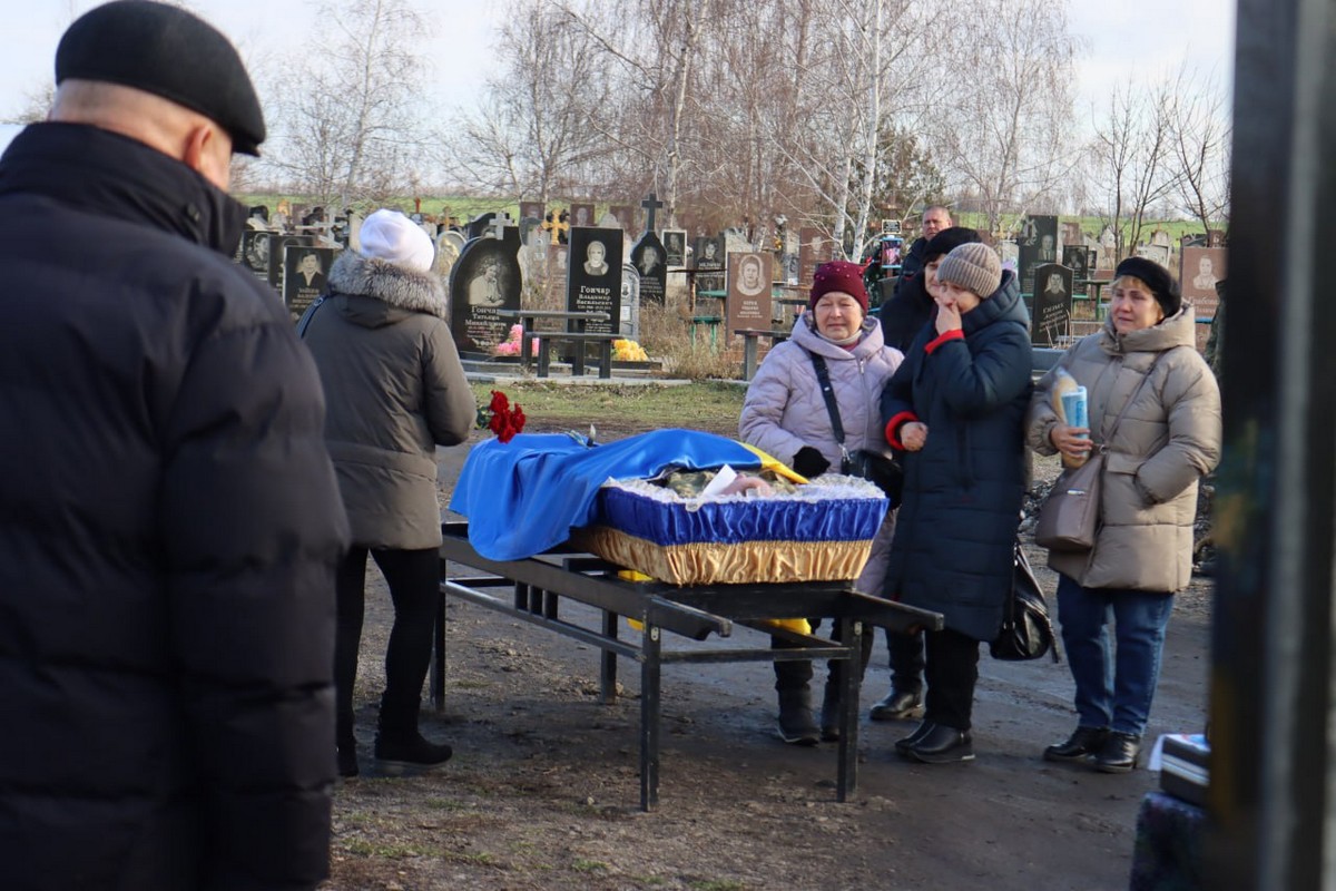 У Марганці сьогодні провели в останню путь ветерана: фото