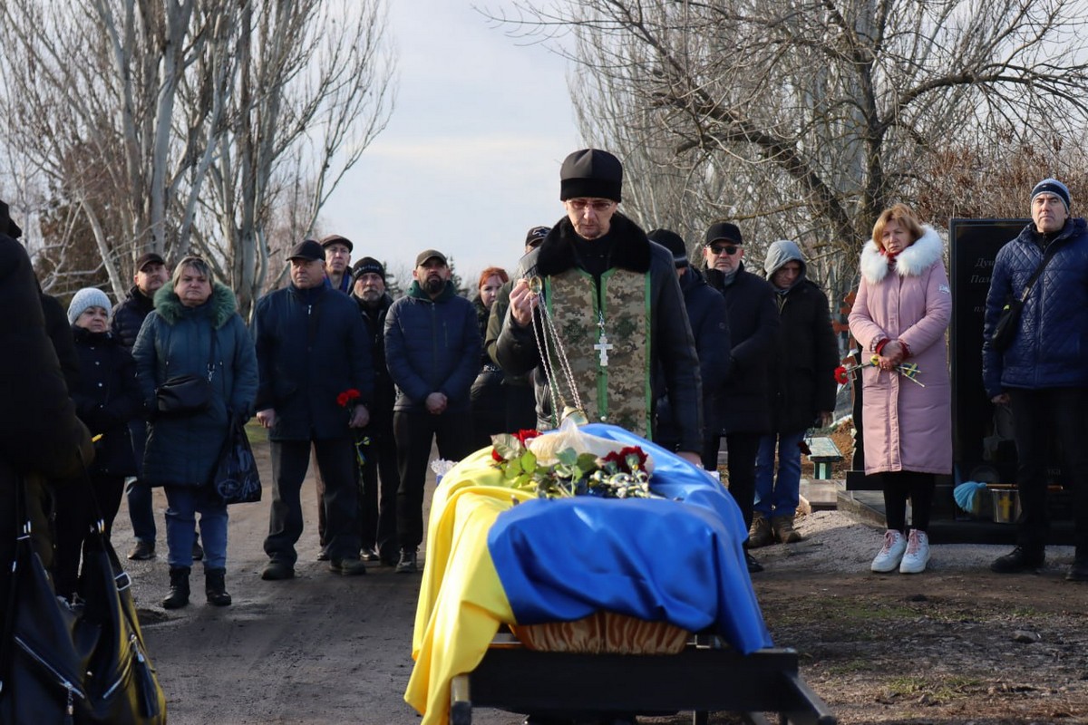 У Марганці сьогодні провели в останню путь ветерана: фото