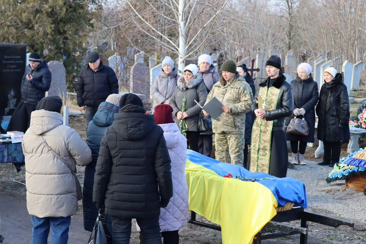 У Марганці сьогодні провели в останню путь ветерана: фото