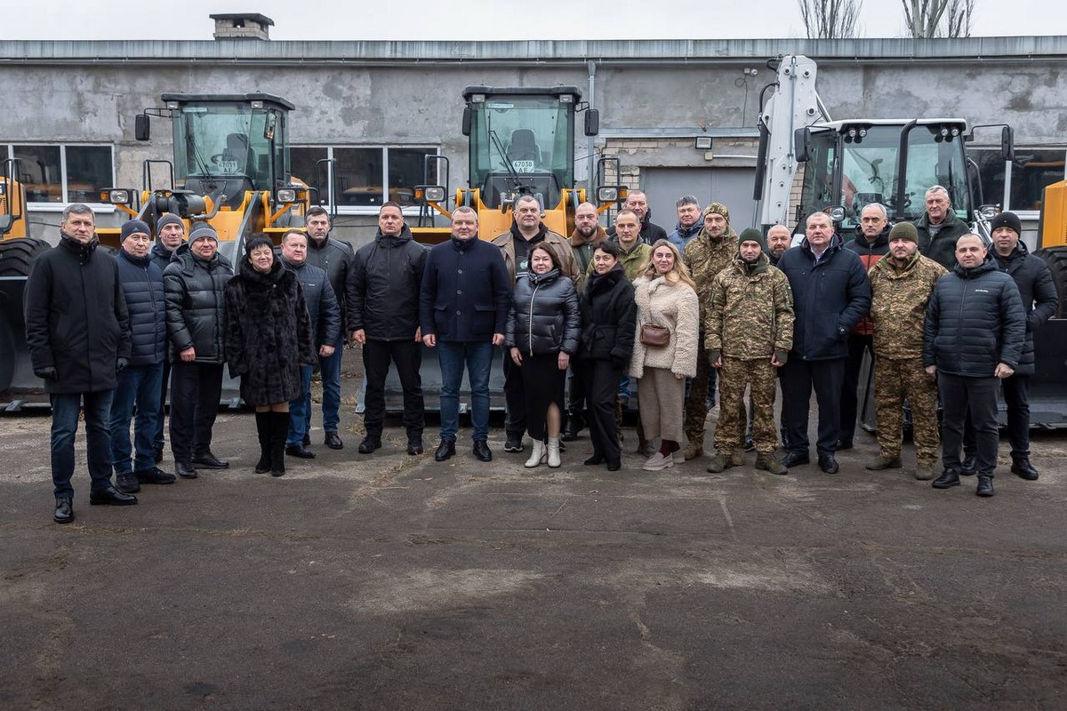 Для фортифікацій і усунення наслідків атак: Нікополь і ще низка населених пунктів області отримали важку техніку (фото)