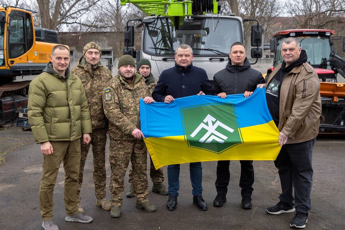 Для фортифікацій і усунення наслідків атак: Нікополь і ще низка населених пунктів області отримали важку техніку (фото)