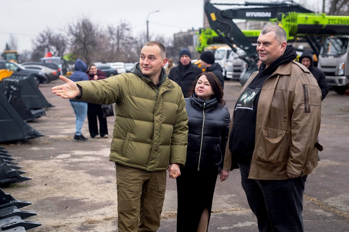 Для фортифікацій і усунення наслідків атак: Нікополь і ще низка населених пунктів області отримали важку техніку (фото)