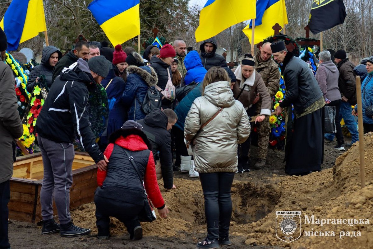 У Марганці сьогодні прощалися з полеглим на війні Героєм: фото