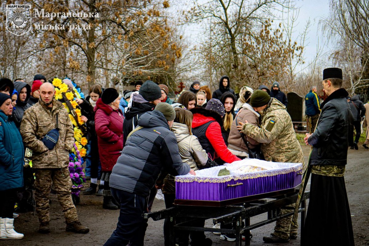 У Марганці сьогодні прощалися з полеглим на війні Героєм: фото