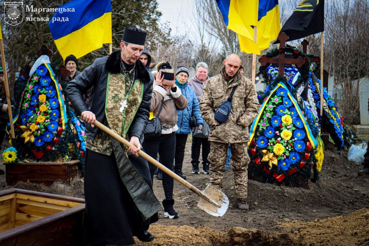 У Марганці сьогодні прощалися з полеглим на війні Героєм: фото