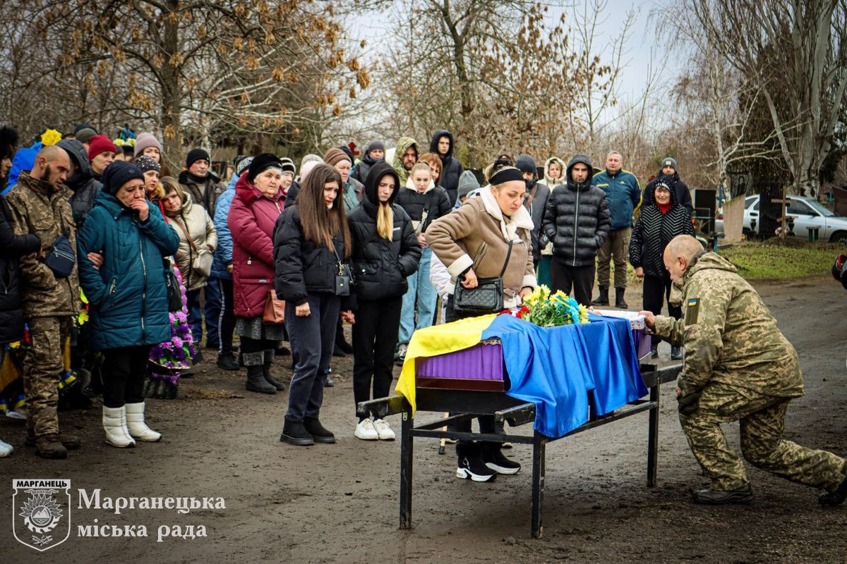 У Марганці сьогодні прощалися з полеглим на війні Героєм: фото