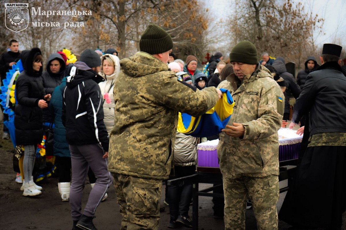 У Марганці сьогодні прощалися з полеглим на війні Героєм: фото