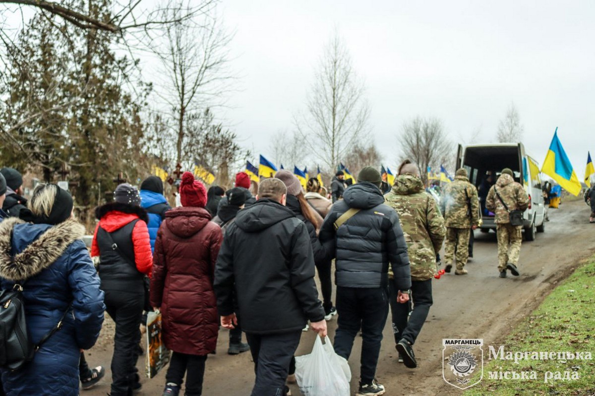 У Марганці сьогодні прощалися з полеглим на війні Героєм: фото