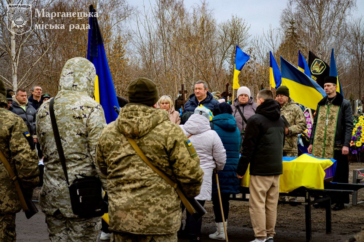 У Марганці сьогодні прощалися з полеглим на війні Героєм: фото