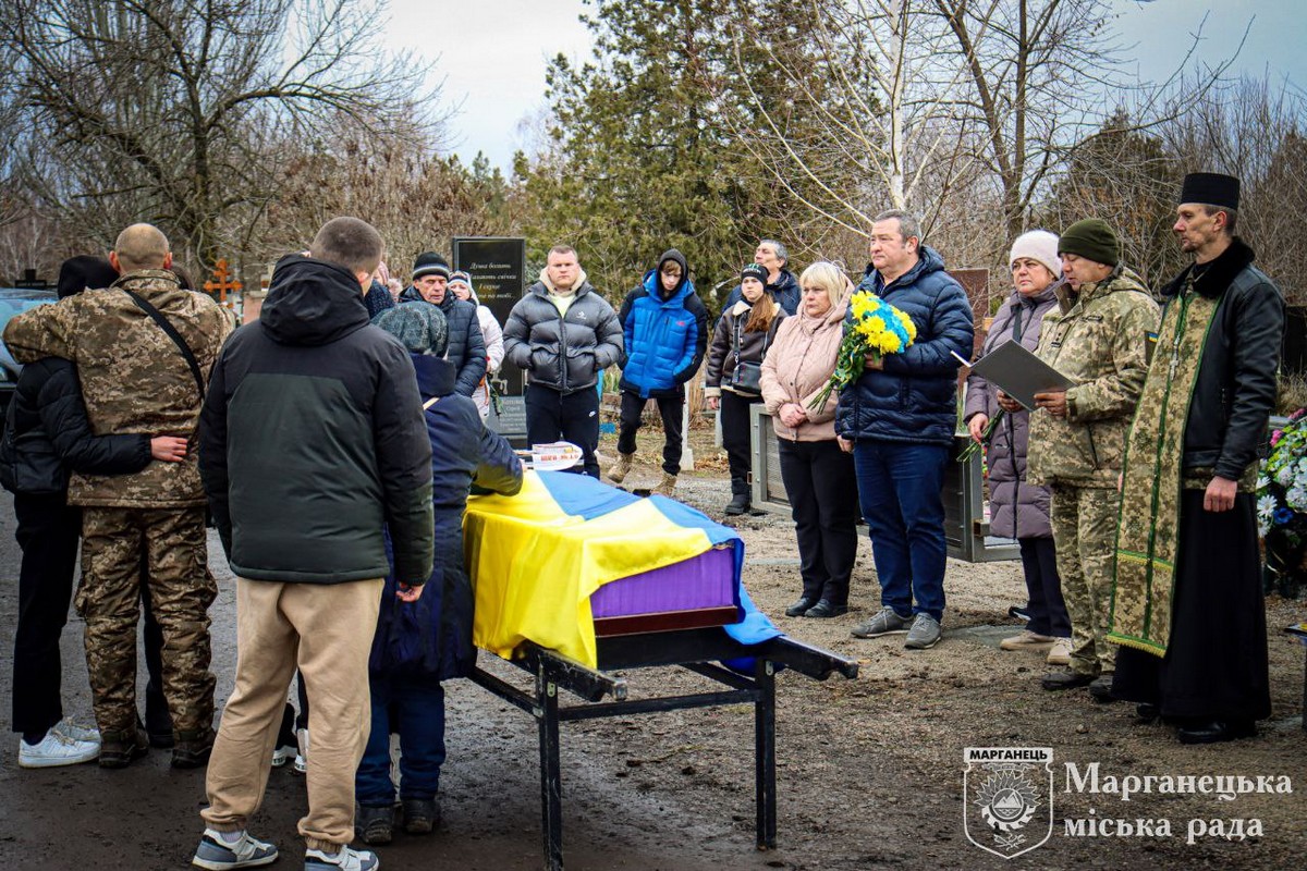 У Марганці сьогодні прощалися з полеглим на війні Героєм: фото