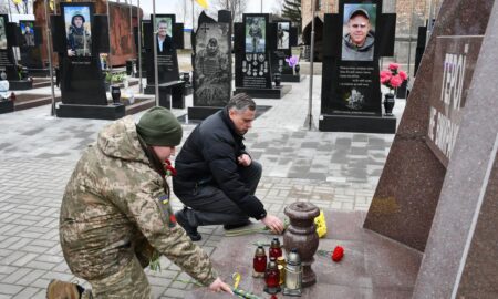 У Нікополі на Алеї почесних поховань вшанували пам’ять Героїв у День Соборності (фото)