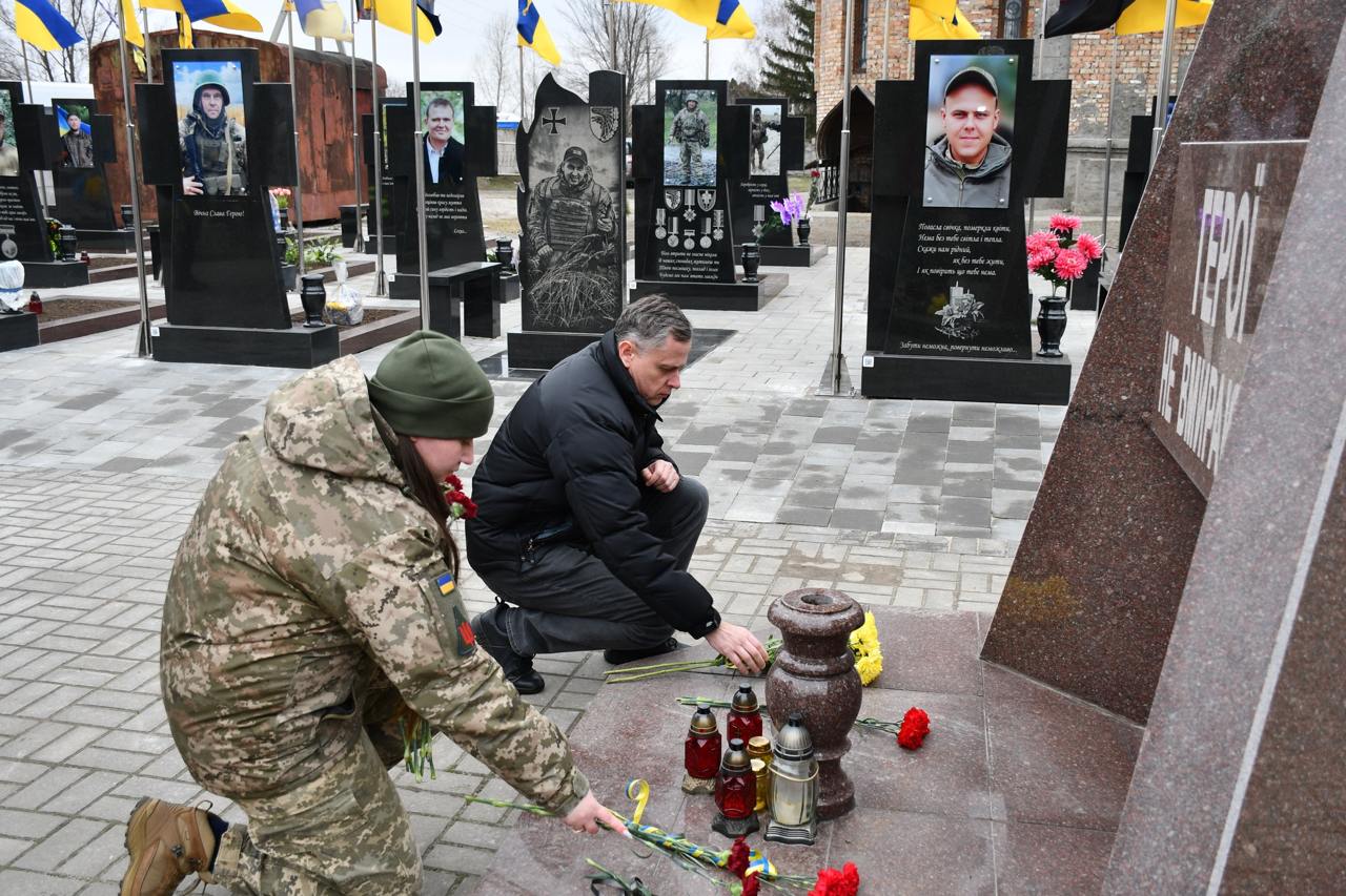 У Нікополі на Алеї почесних поховань вшанували пам’ять Героїв у День Соборності (фото)