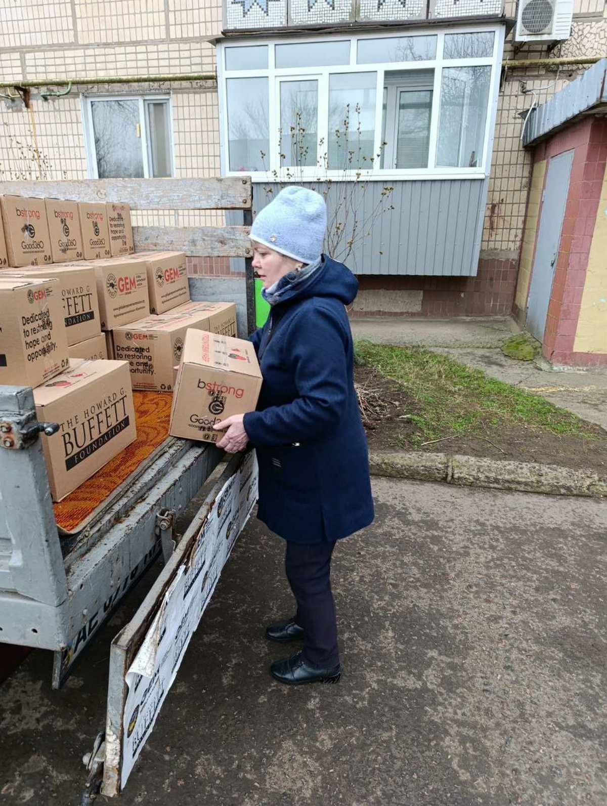 У Марганці сьогодні роздають продуктові набори і воду: фото