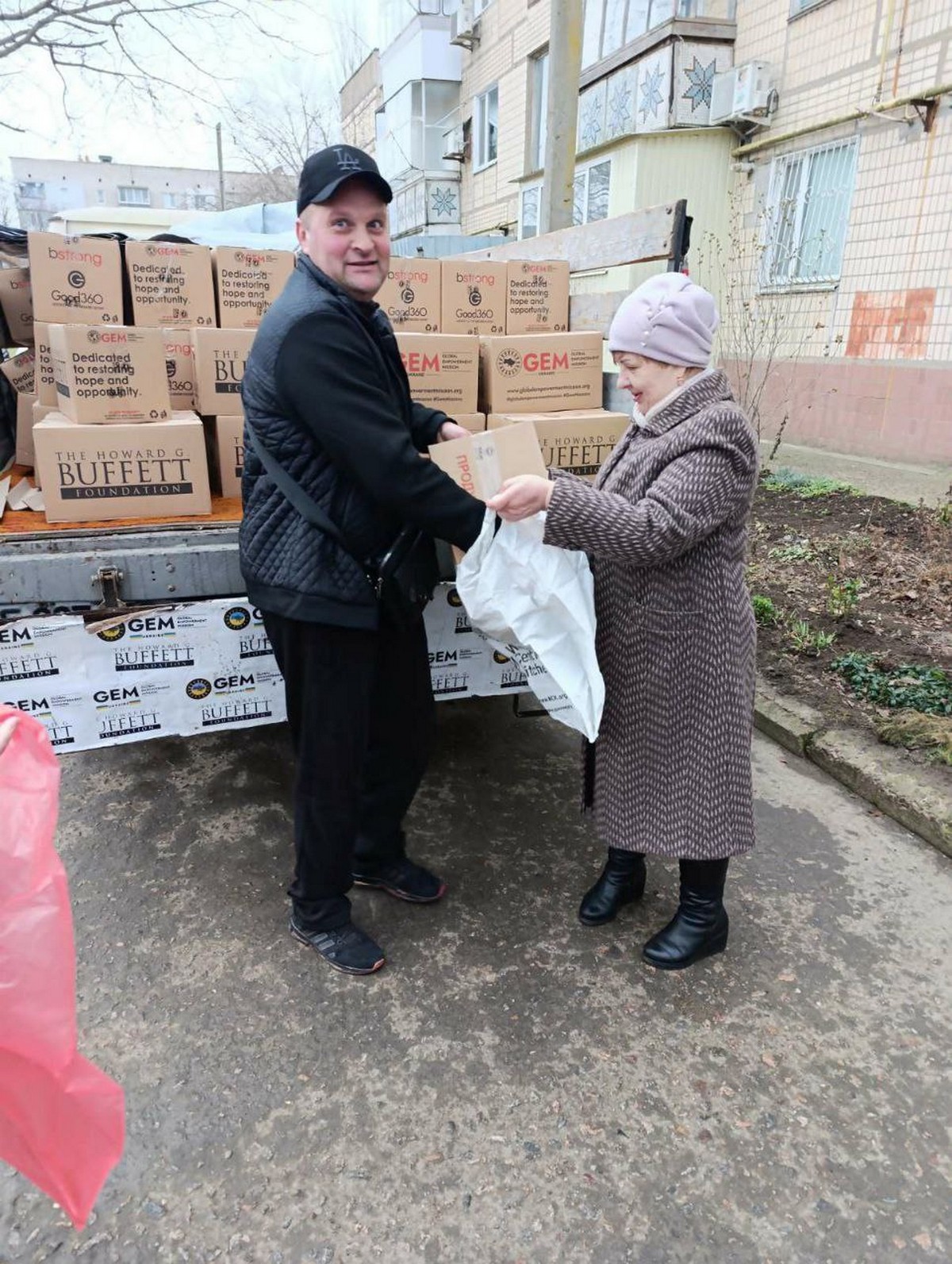 У Марганці сьогодні роздають продуктові набори і воду: фото