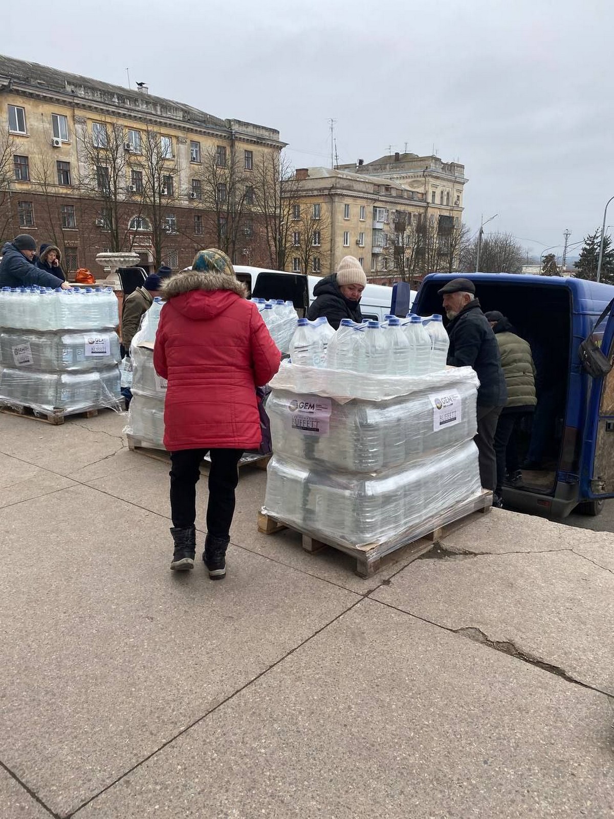 У Марганці сьогодні роздають продуктові набори і воду: фото